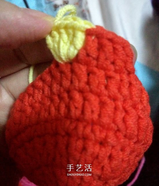 保温又防烫手！冬天玫瑰花毛线杯套编织图解(图2)