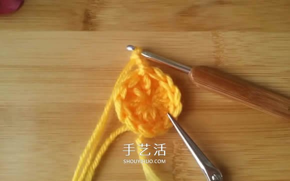 手工钩针编织单色花朵坐垫/杯垫的方法图解(图4)