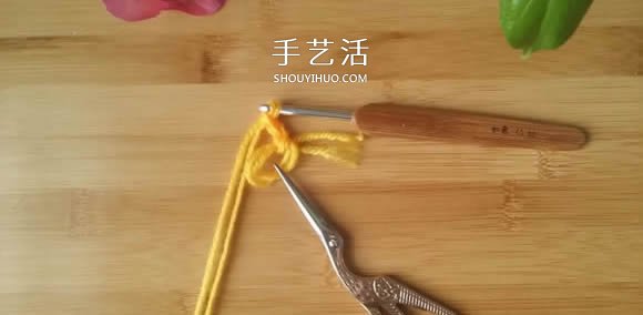 手工钩针编织单色花朵坐垫/杯垫的方法图解(图2)