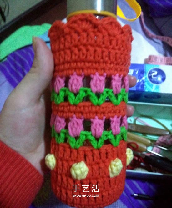 保温又防烫手！冬天玫瑰花毛线杯套编织图解(图6)