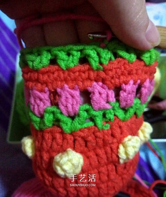 保温又防烫手！冬天玫瑰花毛线杯套编织图解(图4)