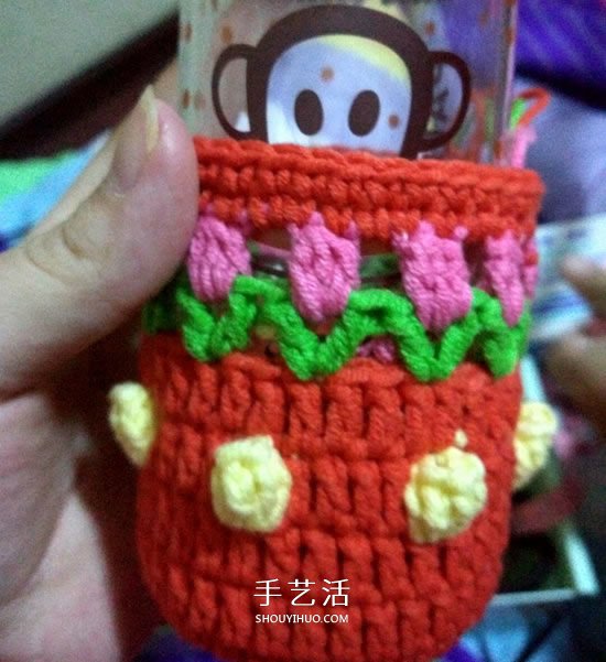 保温又防烫手！冬天玫瑰花毛线杯套编织图解(图5)