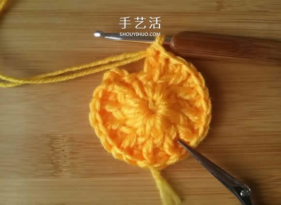 手工钩针编织单色花朵坐垫/杯垫的方法图解(图7)