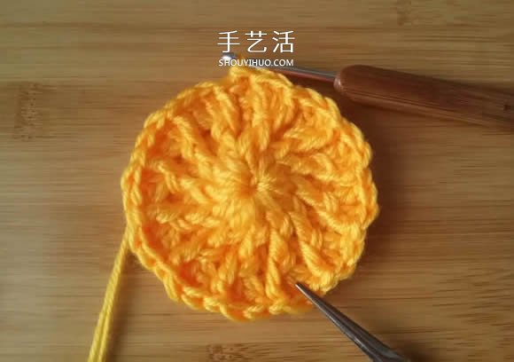 手工钩针编织单色花朵坐垫/杯垫的方法图解(图8)