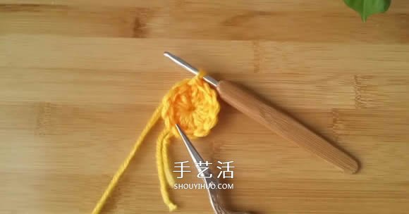 手工钩针编织单色花朵坐垫/杯垫的方法图解(图3)