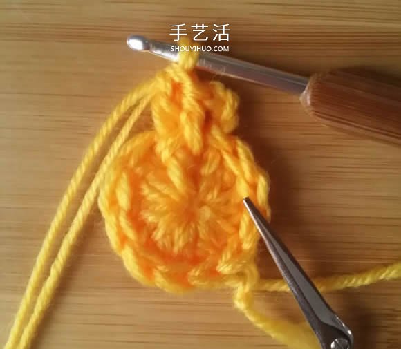 手工钩针编织单色花朵坐垫/杯垫的方法图解(图6)
