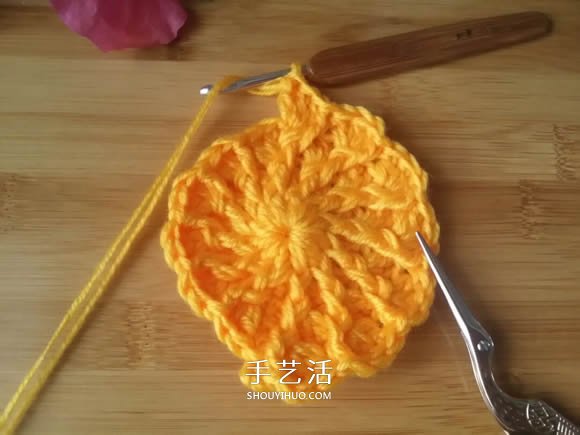 手工钩针编织单色花朵坐垫/杯垫的方法图解(图9)