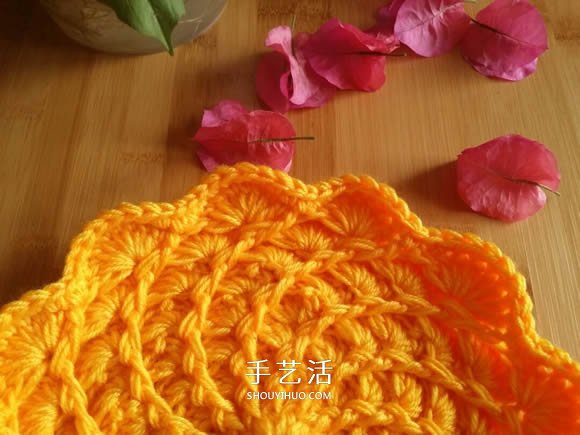 手工钩针编织单色花朵坐垫/杯垫的方法图解(图10)