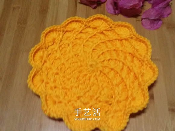 手工钩针编织单色花朵坐垫/杯垫的方法图解(图11)