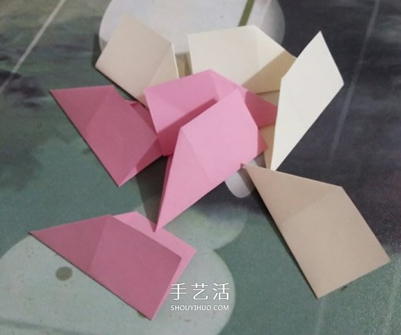 简易圣诞花环折纸图解 幼儿折圣诞花环的折法(图4)