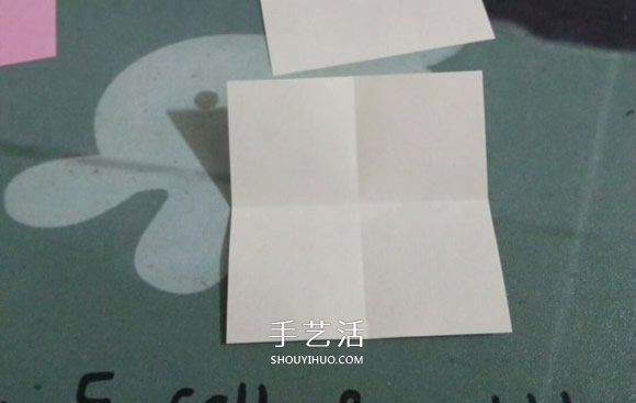简易圣诞花环折纸图解 幼儿折圣诞花环的折法(图1)