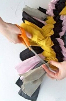 旧衣服/布条利用 手工编织漂亮地毯的步骤(图7)