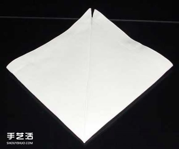 餐巾折叠方法图解 简单折出立体的皇冠(图5)