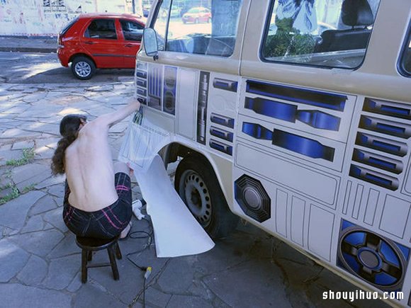星战迷用贴纸热情改造自家厢型车(图2)