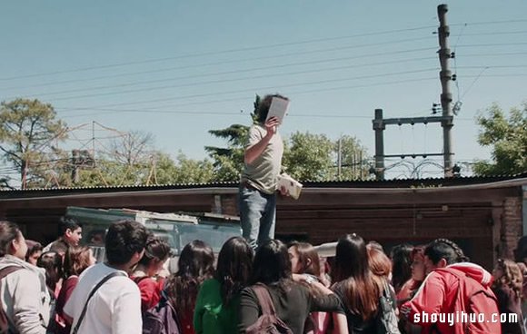 旧车改装成坦克车 化身移动图书馆(图5)
