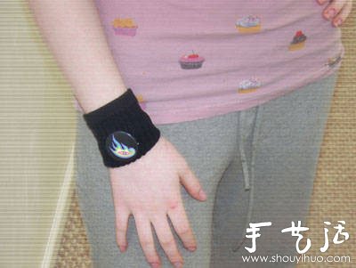 旧物改造：将旧袜子DIY成时尚护腕(图3)