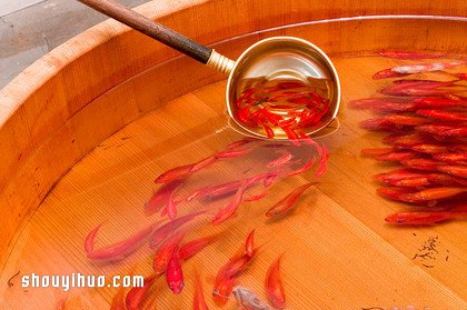 可怜小金鱼被透明树脂封存？别哭，你再仔细看(图7)