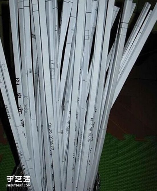 简易垃圾桶的编织方法 废纸篓用废纸做图解(图3)