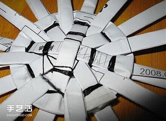 简易垃圾桶的编织方法 废纸篓用废纸做图解(图6)