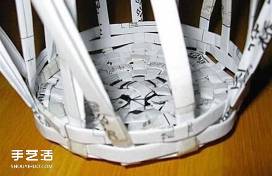 简易垃圾桶的编织方法 废纸篓用废纸做图解(图7)
