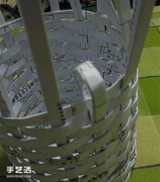 简易垃圾桶的编织方法 废纸篓用废纸做图解(图8)