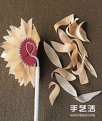 玉米叶制作花朵的方法 玉米叶DIY仿真花教程(图5)