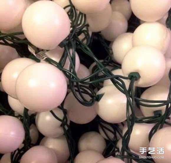 破掉的乒乓球废物利用DIY制作节日装饰灯带(图3)