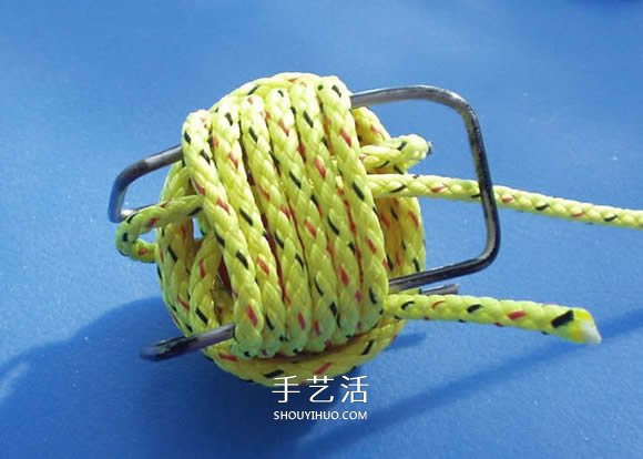 绳子编织球体的方法 怎么用绳编圆球小挂件(图6)