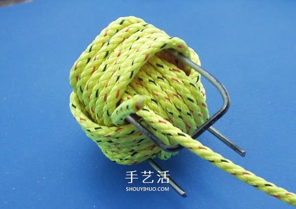 绳子编织球体的方法 怎么用绳编圆球小挂件(图8)