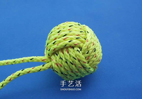 绳子编织球体的方法 怎么用绳编圆球小挂件(图11)
