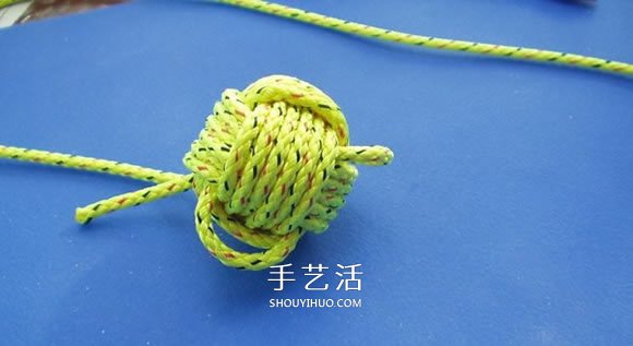 绳子编织球体的方法 怎么用绳编圆球小挂件(图9)