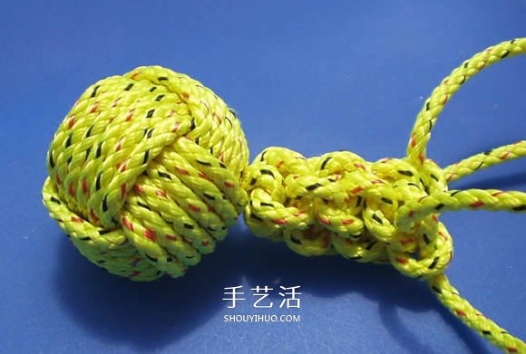 绳子编织球体的方法 怎么用绳编圆球小挂件(图13)