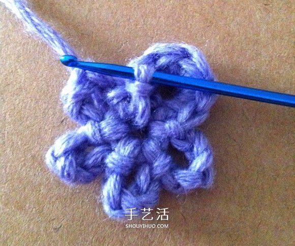 两层双色五瓣花的钩法 手工钩针编织五角星花(图6)