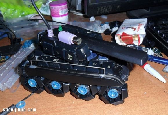 废弃键盘废物利用DIY制作坦克模型图解教程(图6)