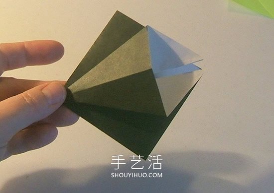 简单折纸立体圣诞树的折法详细步骤图(图9) 简单折纸立体圣诞树的折法详细步骤图(图9)