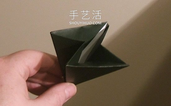 简单折纸立体圣诞树的折法详细步骤图(图13) 简单折纸立体圣诞树的折法详细步骤图(图13)