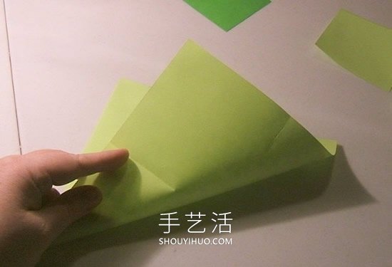 简单折纸立体圣诞树的折法详细步骤图(图18) 简单折纸立体圣诞树的折法详细步骤图(图18)