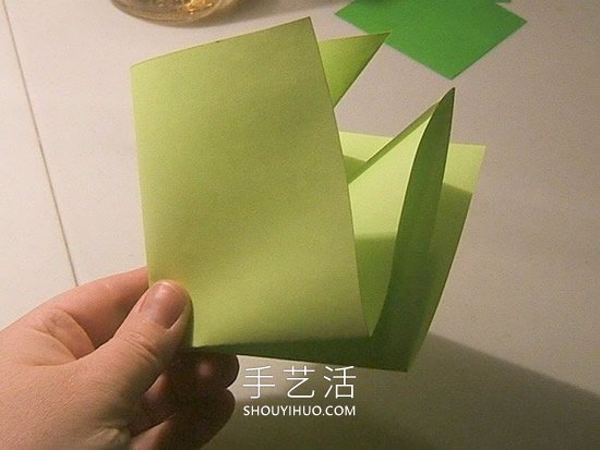 简单折纸立体圣诞树的折法详细步骤图(图21) 简单折纸立体圣诞树的折法详细步骤图(图21)