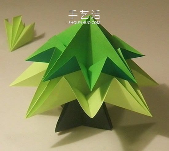 简单折纸立体圣诞树的折法详细步骤图(图31) 简单折纸立体圣诞树的折法详细步骤图(图31)