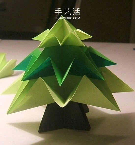 简单折纸立体圣诞树的折法详细步骤图(图32) 简单折纸立体圣诞树的折法详细步骤图(图32)