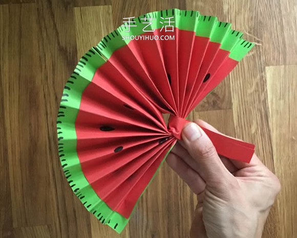 幼儿园折纸扇子的教程 做成可爱西瓜形状！(图4)