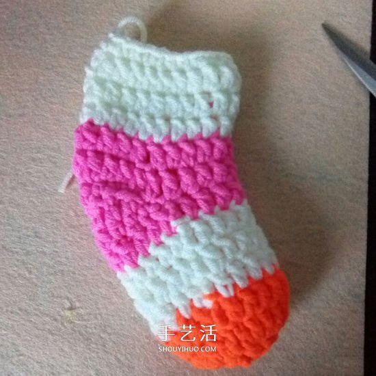 拼色婴儿袜子的编织教程 适合几个月大宝宝(图7) 拼色婴儿袜子的编织教程 适合几个月大宝宝(图7)