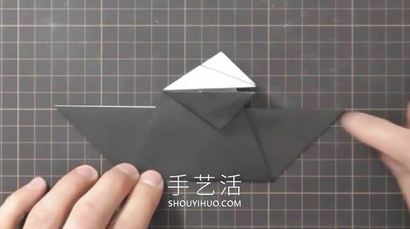 折纸嘴巴会动的乌鸦的折法视频教程(图7)