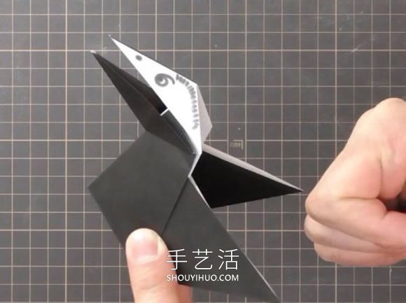 折纸嘴巴会动的乌鸦的折法视频教程(图9)