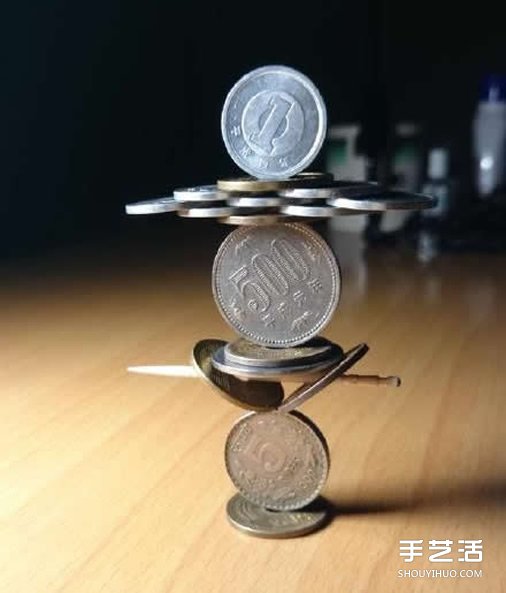 超牛平衡术表演 硬币平衡游戏这么玩才够强！(图2)