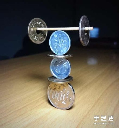 超牛平衡术表演 硬币平衡游戏这么玩才够强！(图5)