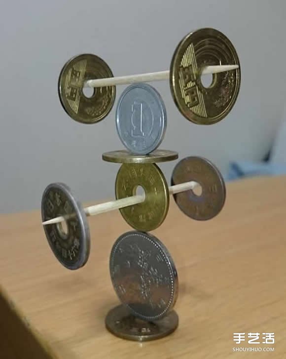 高难度平衡游戏 平衡高手用硬币挑战堆叠极限(图2)