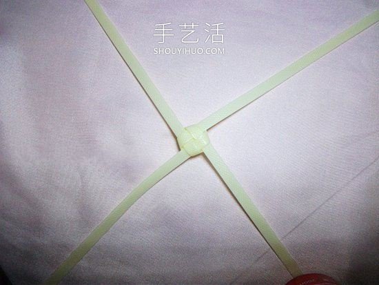 塑料包装带编织玫瑰花的方法图解教程(图6) 塑料包装带编织玫瑰花的方法图解教程(图6)