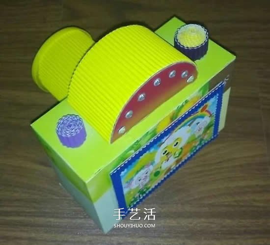 幼儿园手工作品图片 废物利用做的漂亮相机(图3)