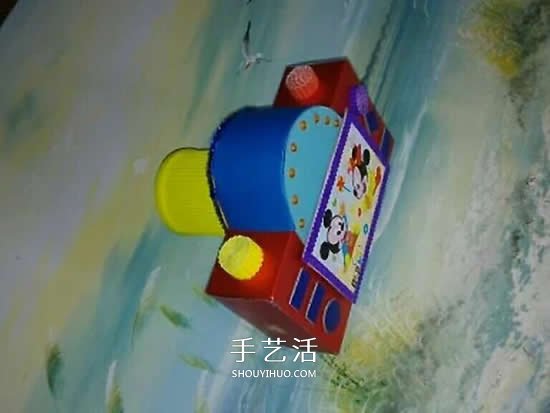 幼儿园手工作品图片 废物利用做的漂亮相机(图2)